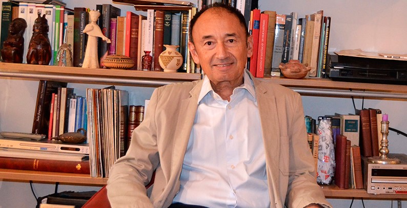 En su libro La vez que firmamos la paz, el escritor hispano guatemalteco José Tono Martínez, en el que propone que España revise los errores de su pasado en las Américas. /Foto: tomada de Cuadernos Manchegos