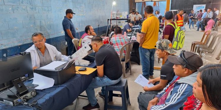 Pobladores de Zacapa asisten a la jornada móvil de servicios integrados