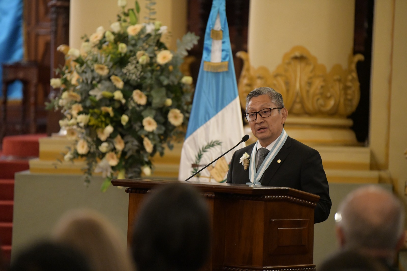 Licenciado y maestro José Cortez resaltó la labor magisterial y exhorta a seguir trabajando por el desarrollo del país y la educación. / Foto: Carlos Jacinto/Noé Pérez.