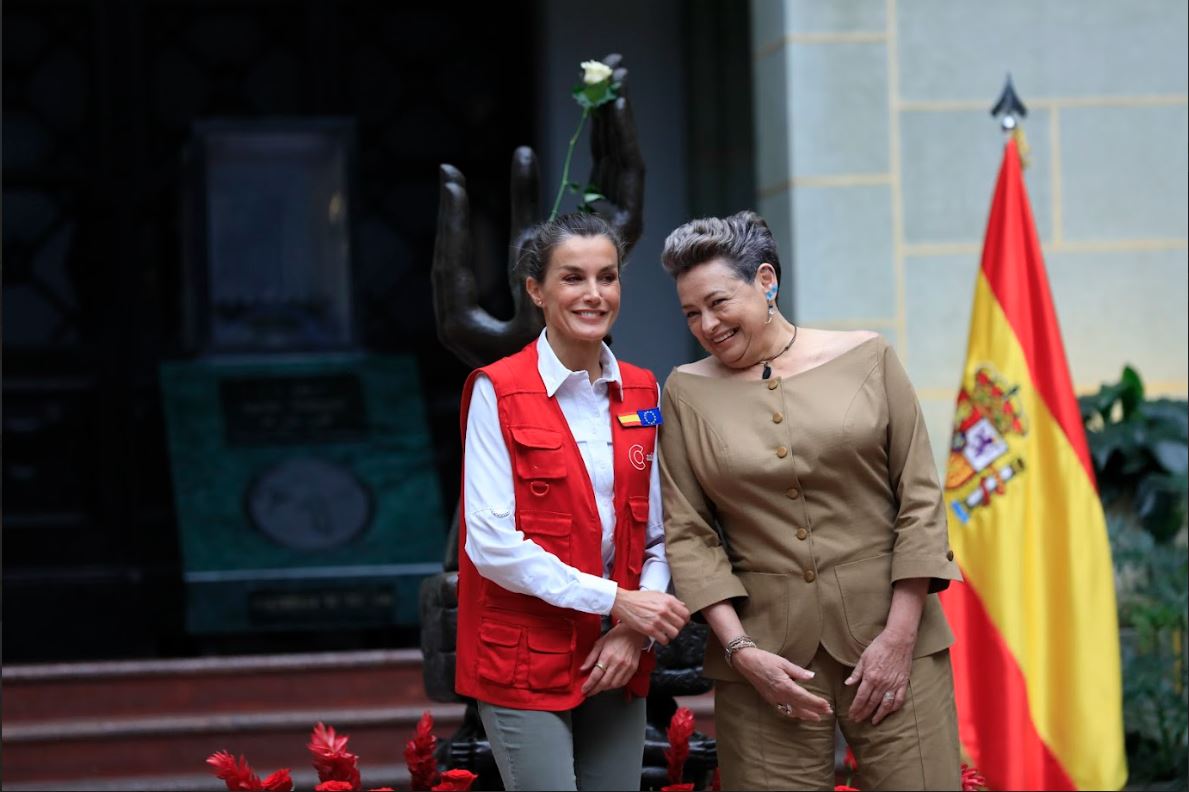 La reina Letizia de España junto a la primera dama de Guatemala, Lucrecia Peinado.