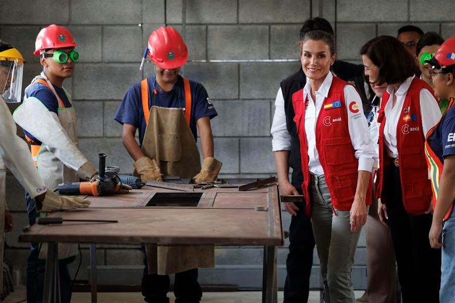 La reina Letizia durante su visita a Escuela Taller Norte, en zona 18, una inversión de Cooperación Española. / Foto EFE.