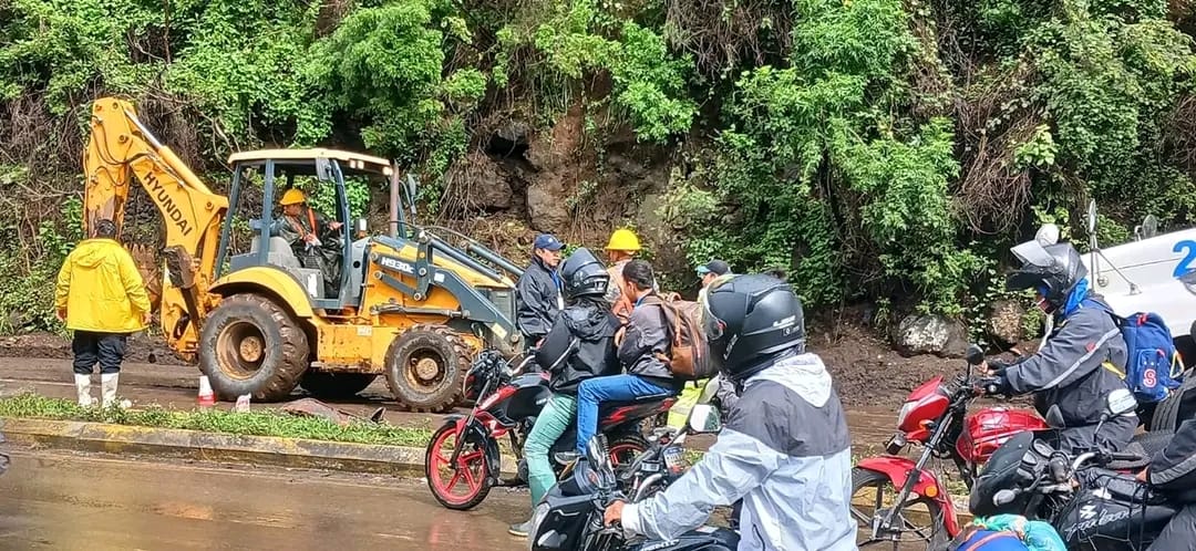 Autoridades agilizan las acciones de limpieza en distintas rutas afectadas por incidentes