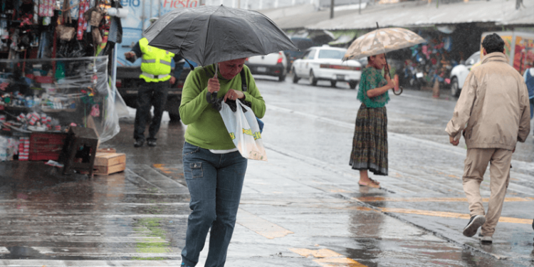 Lluvias continuarán debido a sistema de baja presión y potencial ciclón en el Golfo de México