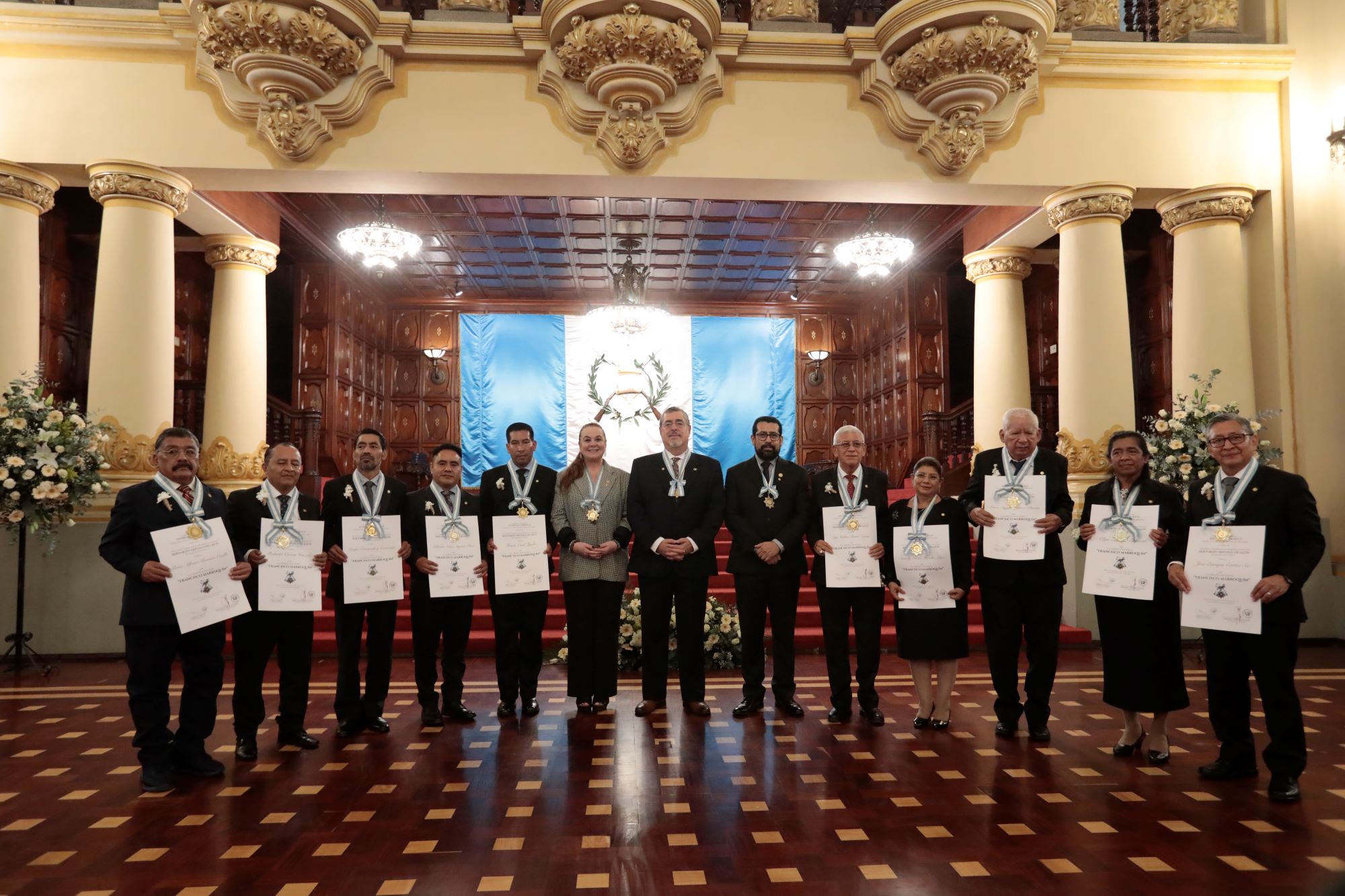 Presidente Arévalo condecora a 10 maestros con la Orden Francisco Marroquín