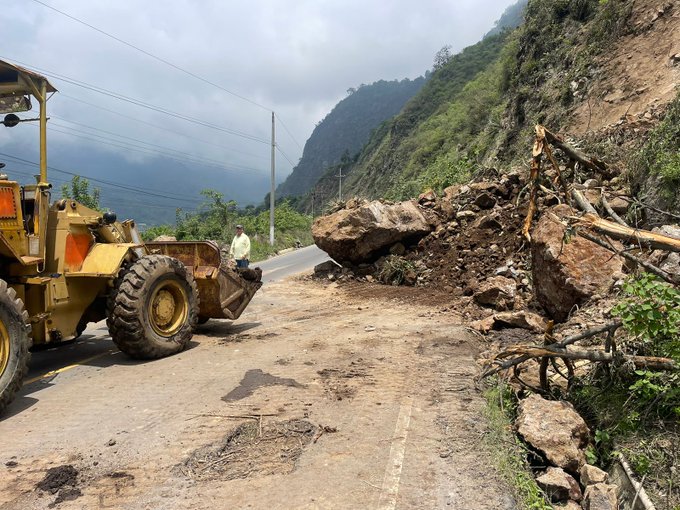 Personal de la Zona Vial 5 de Caminos realiza limpieza en el kilómetro 210, ruta Cito Zarco, Zunil, Quetzaltenango. / Foto: Conred.