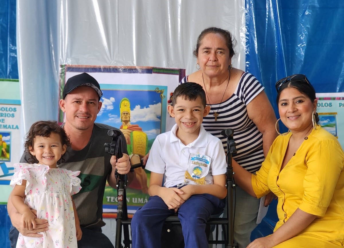 Remozamiento de escuelas: Matthew André, el estudiante distinguido en aldea Jones, Río Hondo, Zacapa