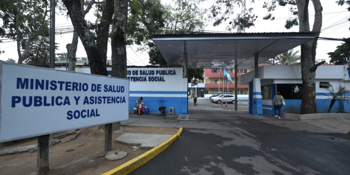 Salud atiende e investiga casos de posible fiebre tifoidea en centro educativo de zona 1