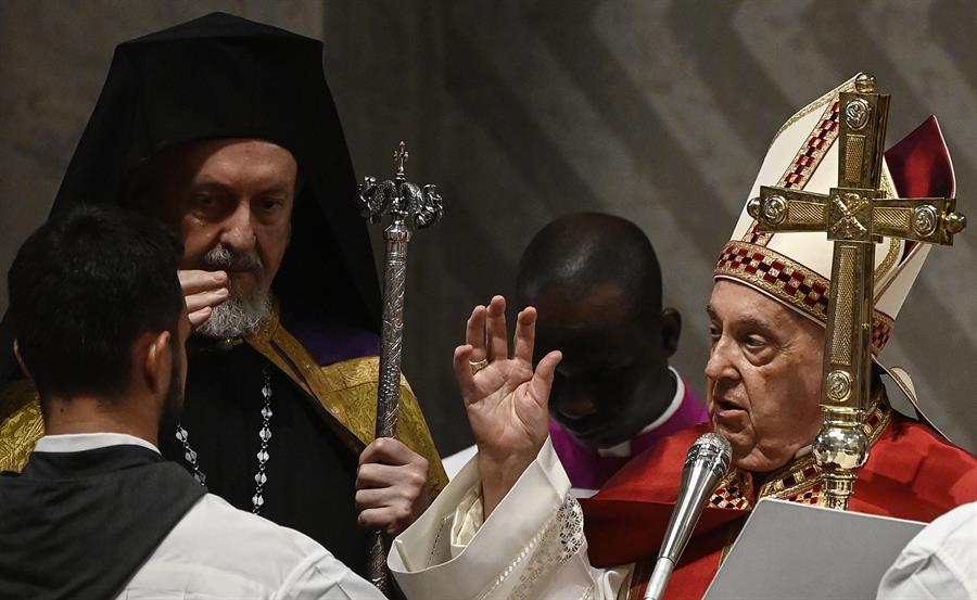 El papa Francisco presidió este sábado la misa por la celebración de San Pedro y San Pablo.