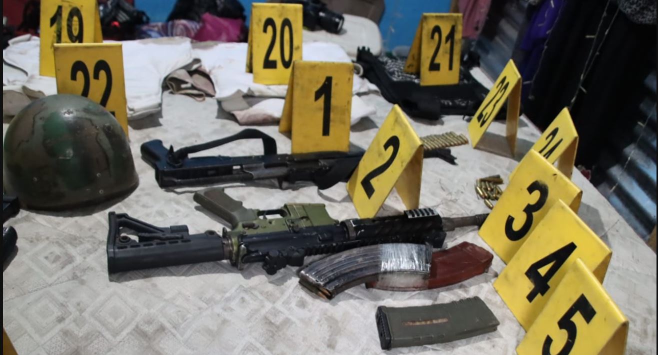 PNC localiza fusiles de asalto durante allanamiento en Villa Nueva