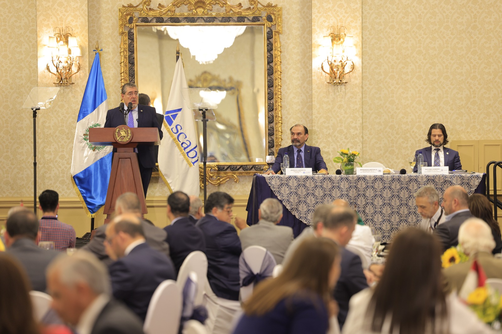 Presidente se reúne con la Asociación de Cámaras de Comercio Binacionales