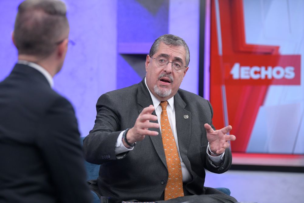 En entrevista con Canal Antigua, el presidente Bernardo Arévalo reitera la importancia de recuperar el Aeropuerto Internacional La Aurora. /Foto: Carlos Jacinto