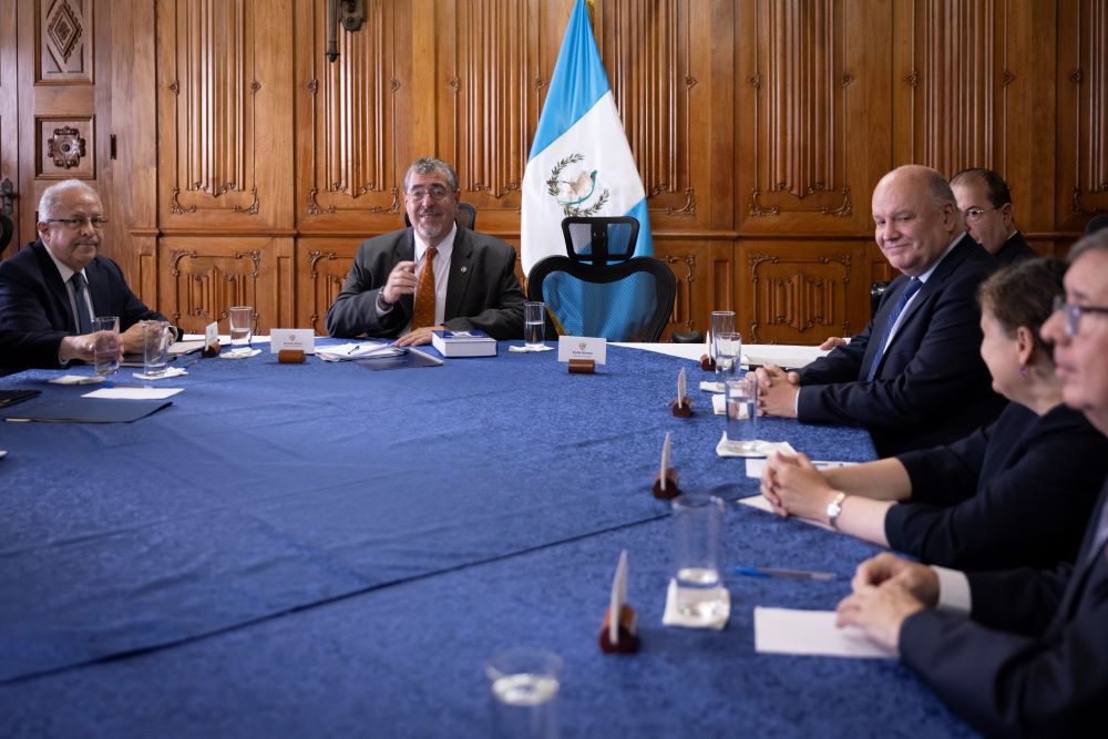 El presidente Bernardo Arévalo, durante reunión con la misión de la OEA para observar la elección de cortes. /Foto: Dickéns Zamora