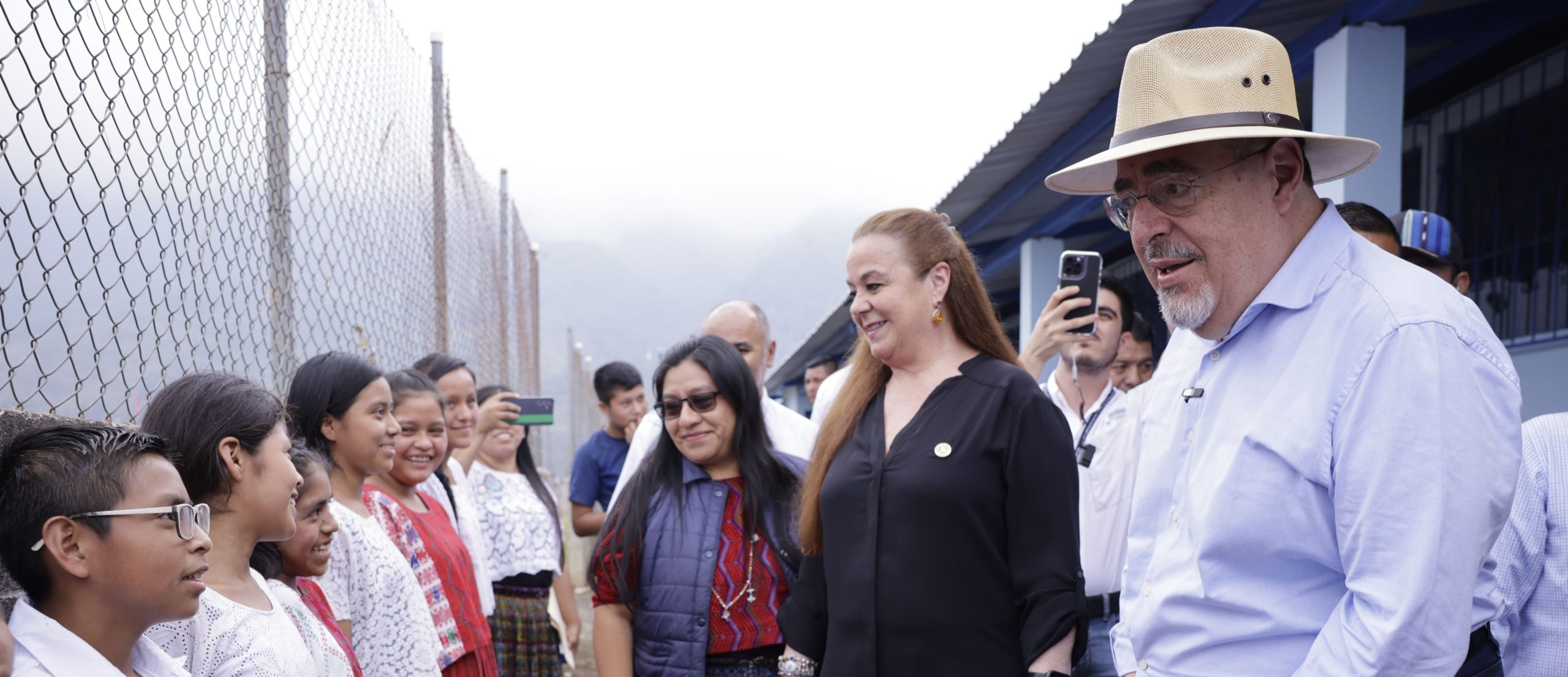 Presidente Arévalo y ministra de Educación durante inauguración de trabajos en escuela de Naxombal. / Foto: Dickéns Zamora.