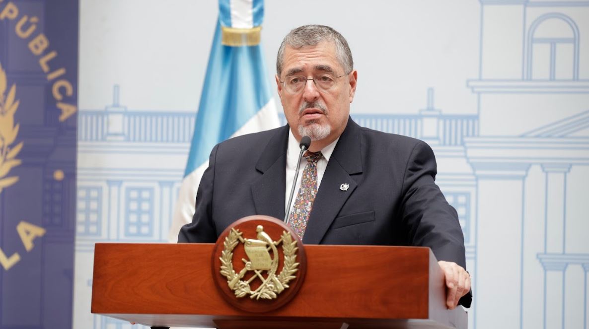 Presidente Bernardo Arévalo en conferencia de prensa anuncia entrega de bono a familias más necesitadas.