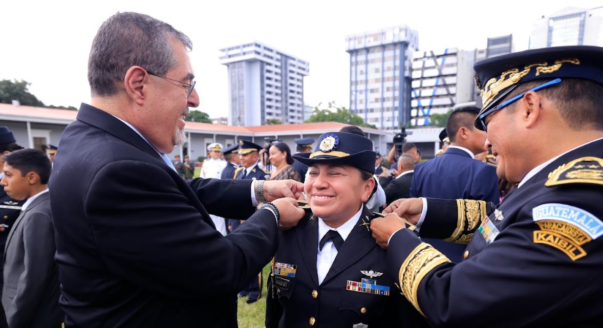 Presidente Bernardo Arévalo otorga ascenso a militares, entre ellos siete mujeres
