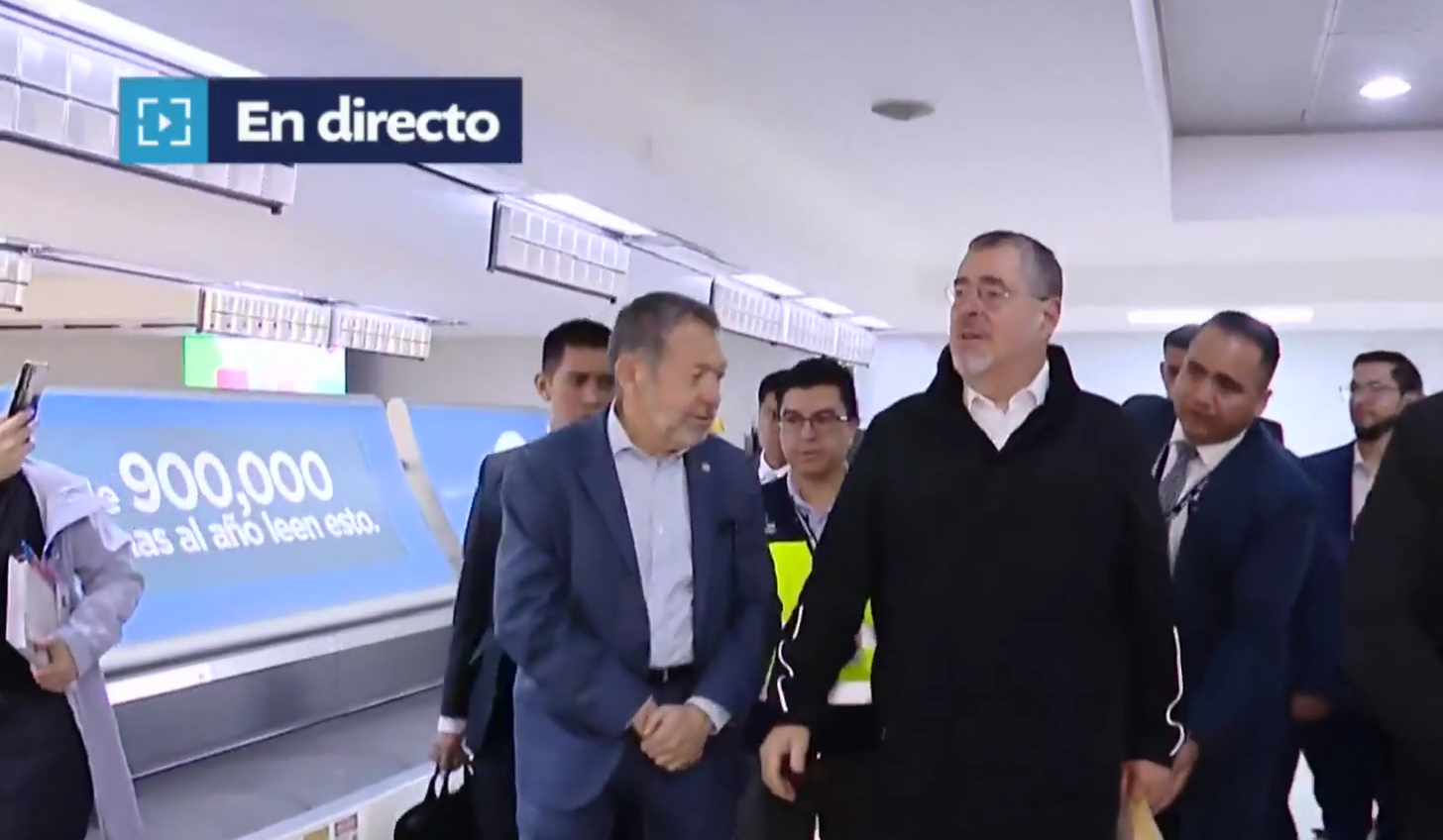 El presidente Bernardo Arévalo realiza un recorrido en el aeropuerto La Aurora.