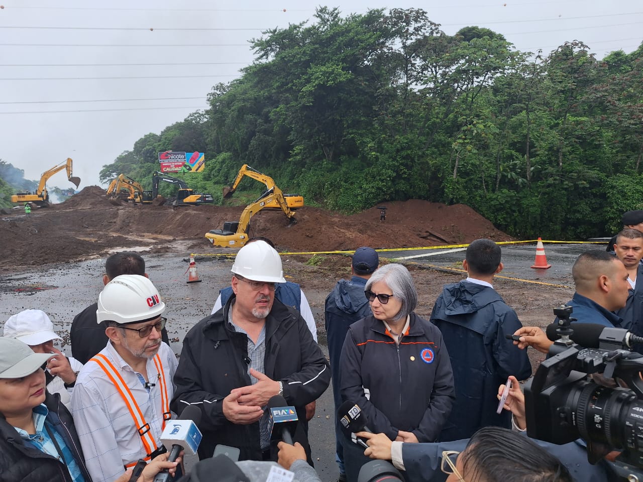 El presidente supervisó trabajos para habilitar el paso en el kilómetro 44, Palín, Escuintla, dañado por lluvias / Foto: Conred.