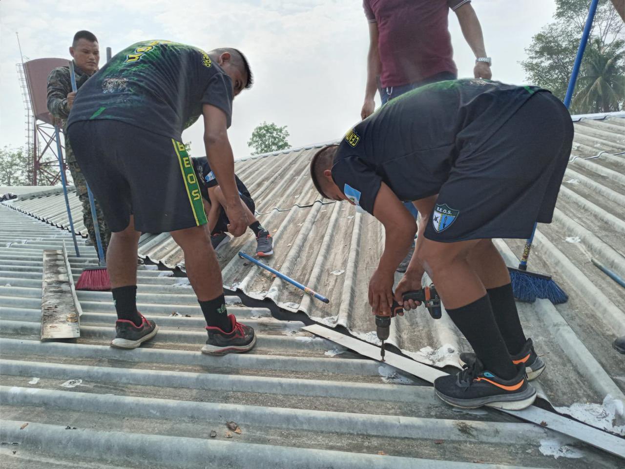 Soldados de la Brigada de Operaciones de Montaña de Petén refuerzan el techo del hospital de Sayaxché. / Foto: Mindef