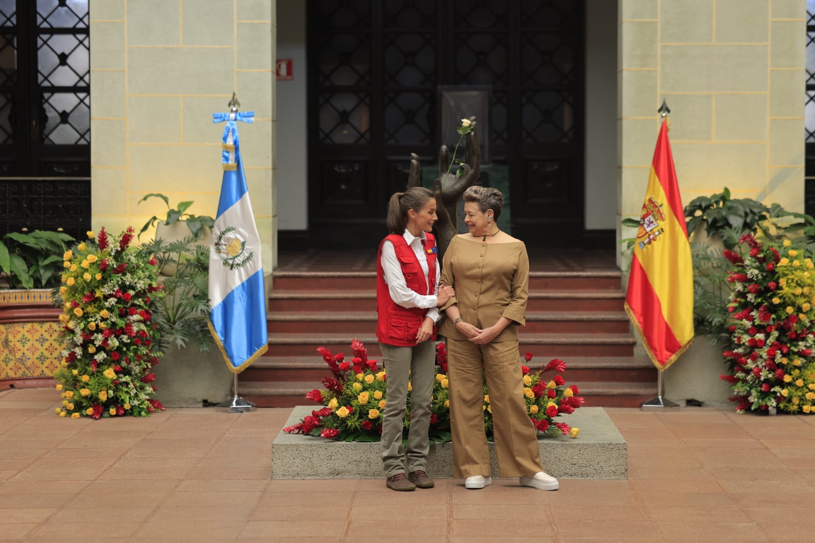 La primera dama de la Nación, Lucrecia Peinado, recibe a la reina Letizia de España