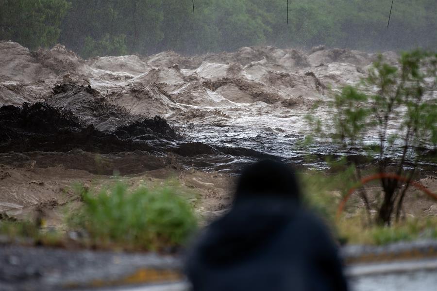 El río Santa Catarina, Nuevo León, se desbordó y causó cuantiosos daños. 