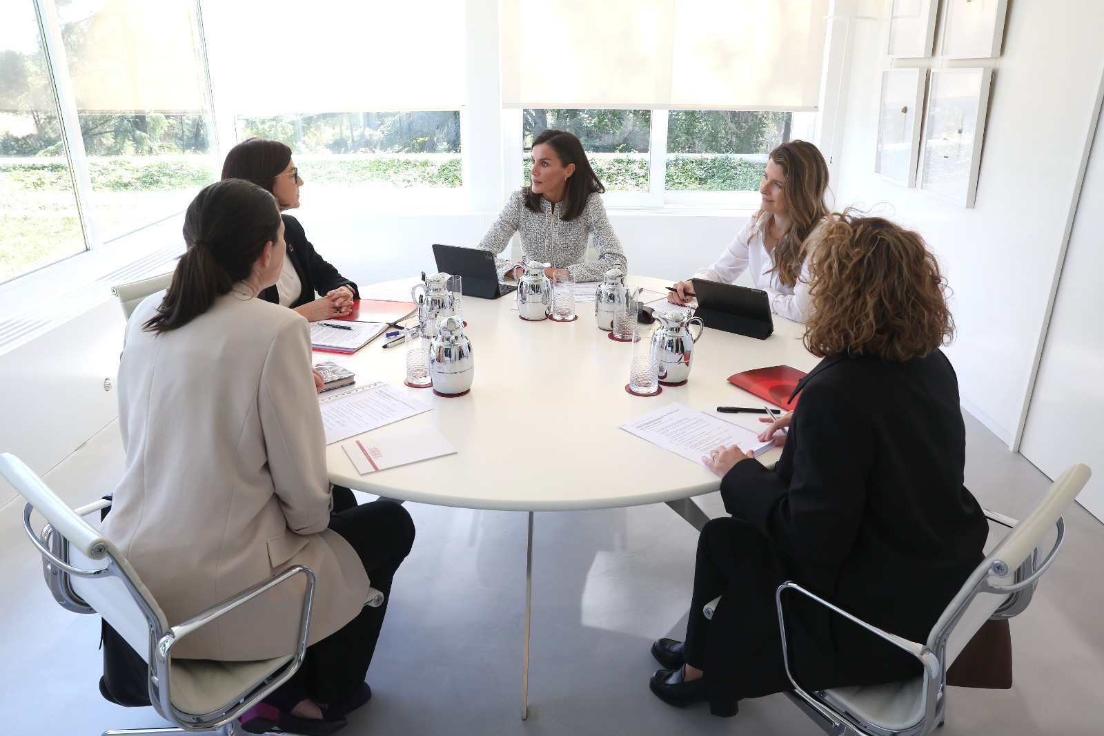 Reina de España realiza reunión preparatoria previo a su viaje a Guatemala