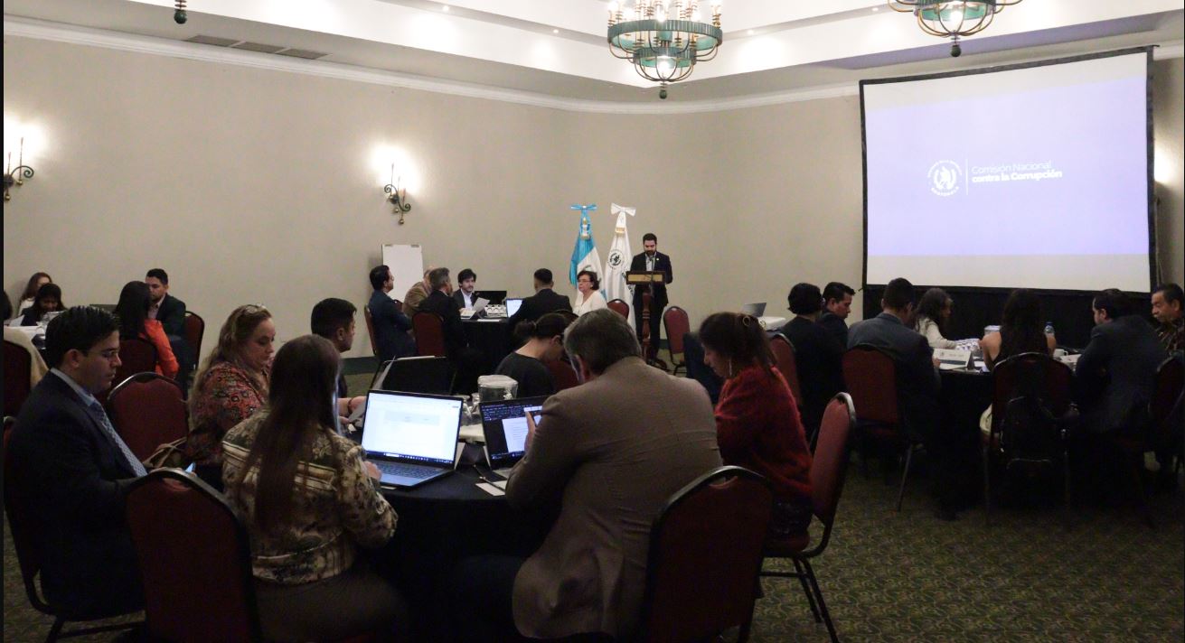 Reunión para la creación de la iniciativa de ley de protección de denunciantes.