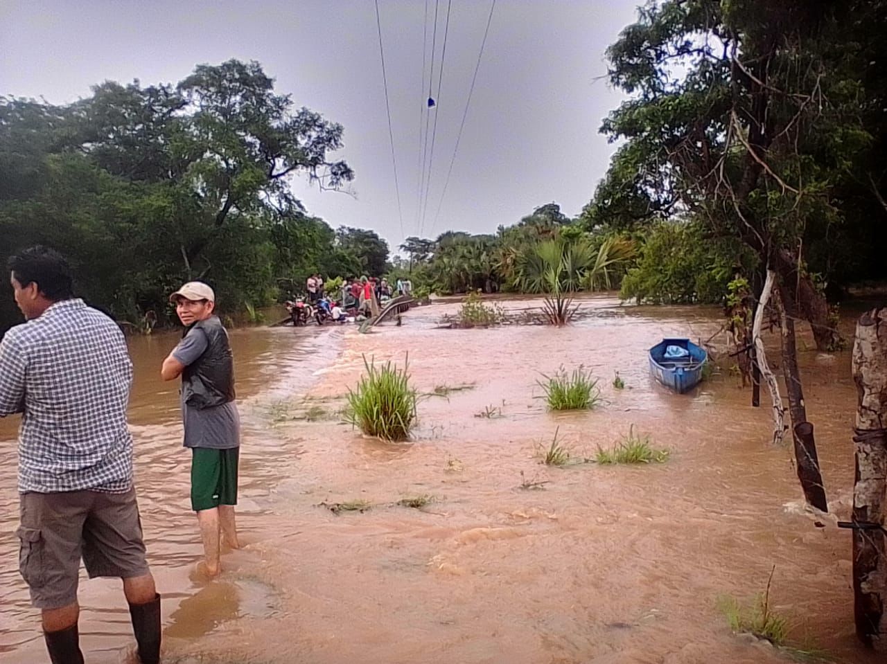 Vecinos del caserío Mangales en Mazatenango, Suchitepéquez resultaron afectados por el desbordamiento del río Icán.