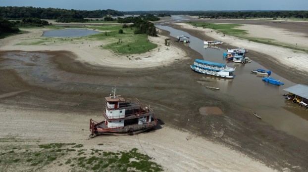 La Amazonía brasileña perdió más del 4 % de superficie de agua debido a la sequía de 2023.