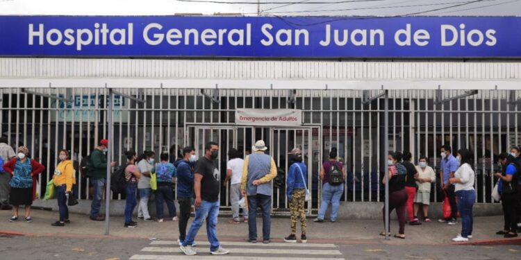Las consultas externas tanto de los hospitales nacionales y del IGSS no atenderán este 1 de julio, debido al asueto por el Día del Ejército. / Archivo AGN.