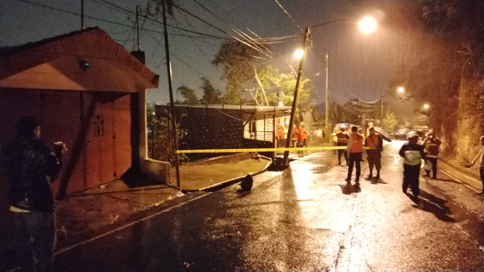 Evacuan a familia en la colonia Santa Rosita.