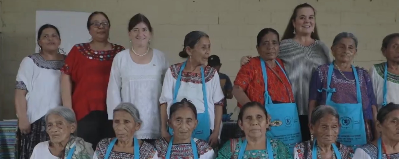 Ministras de Cultura y de Educación, junto a mujeres de Sepur Zarco, durante acto de entrega de la traducción al q'eqchi' de la sentencia condenatoria por delitos de lesa humanidad en esa comunidad.