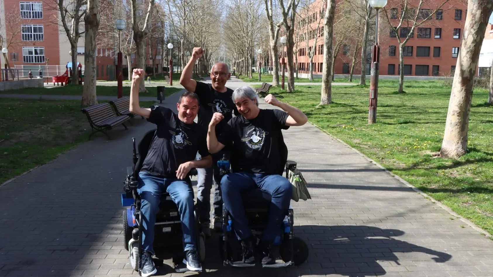 Tres hombres en silla de ruedas abogan por quienes padecen enfermedades raras, / Foto: Telecinco.