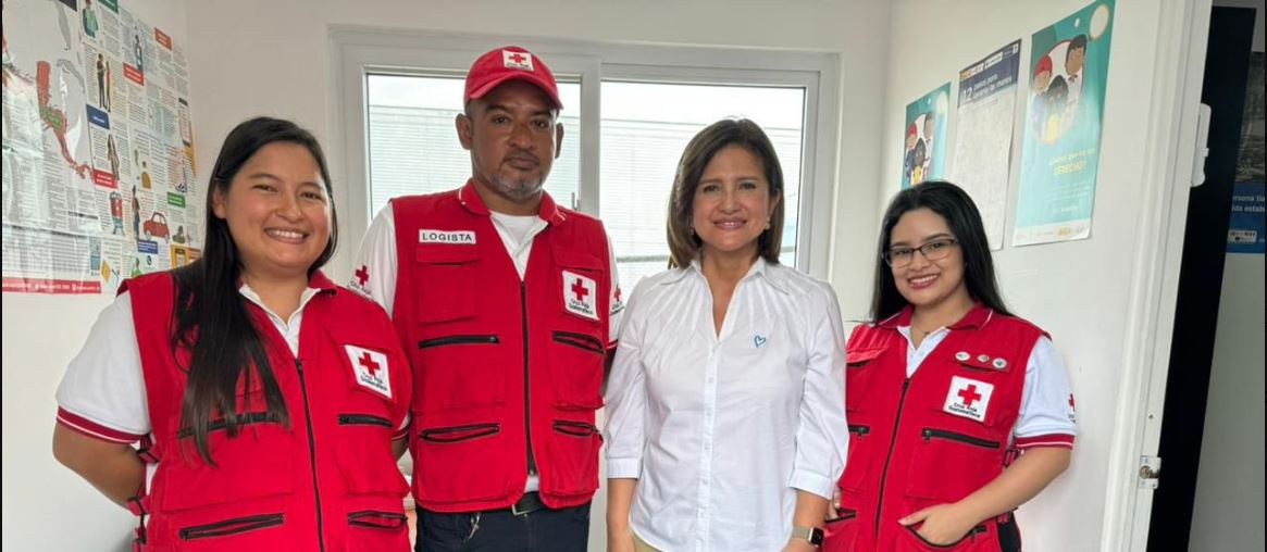 Vicepresidenta Karin Herrera conoce servicios que brinda la Cruz Roja en Puerto Barrios