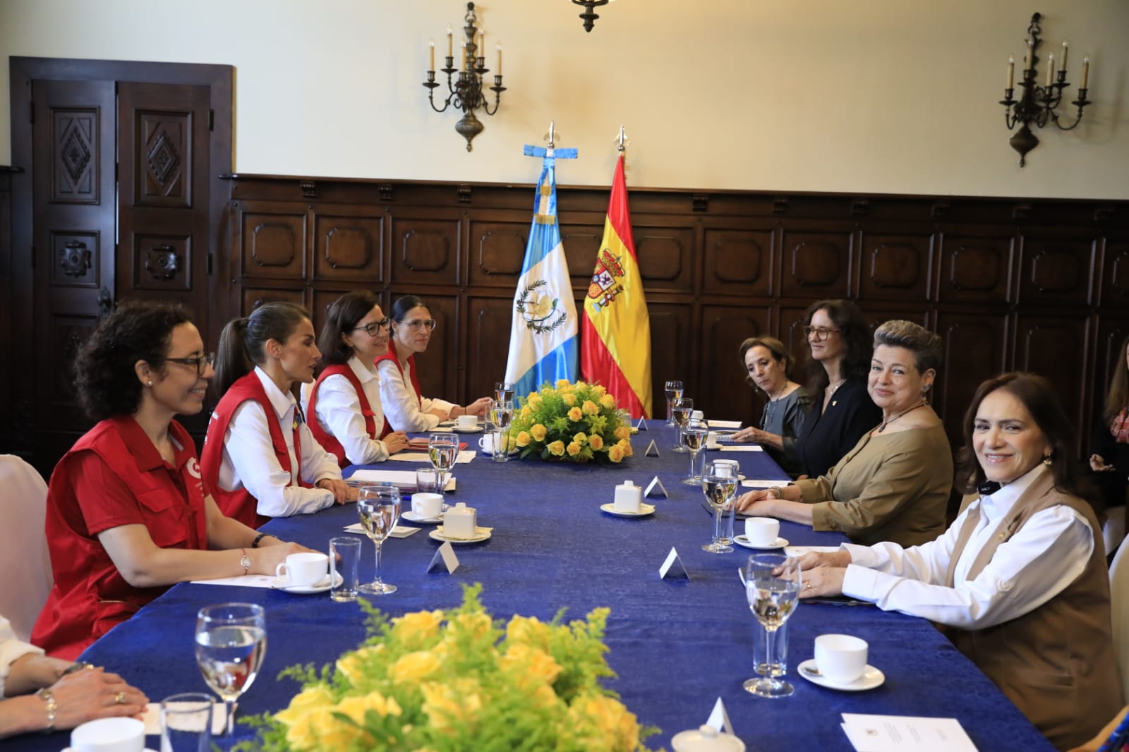 La primera dama de la Nación, Lucrecia Peinado recibió a la reina Letizia en el salón de Ministros. /Foto: Noé Pérez y Gilber García.