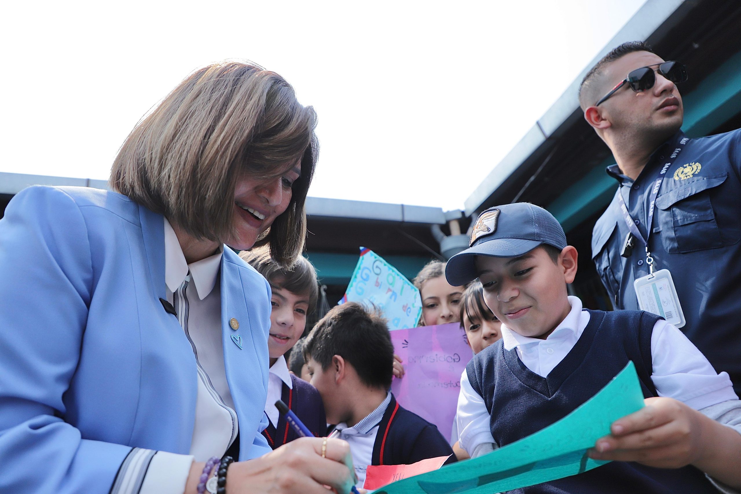 La vicepresidenta Herrera compartió con estudiantes de la Escuela Oficial Urbana Mixta, Manfredo L. De León. /Foto: Vicepresidencia de la República.
