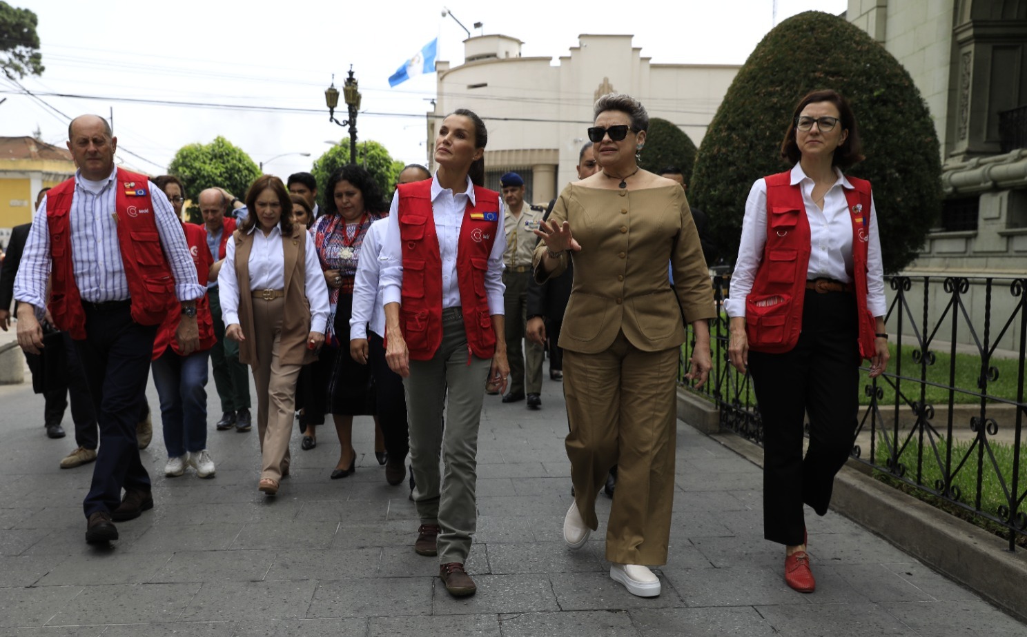 Primera dama de Guatemala y reina de España recorren calles del Centro Histórico guatemalteco