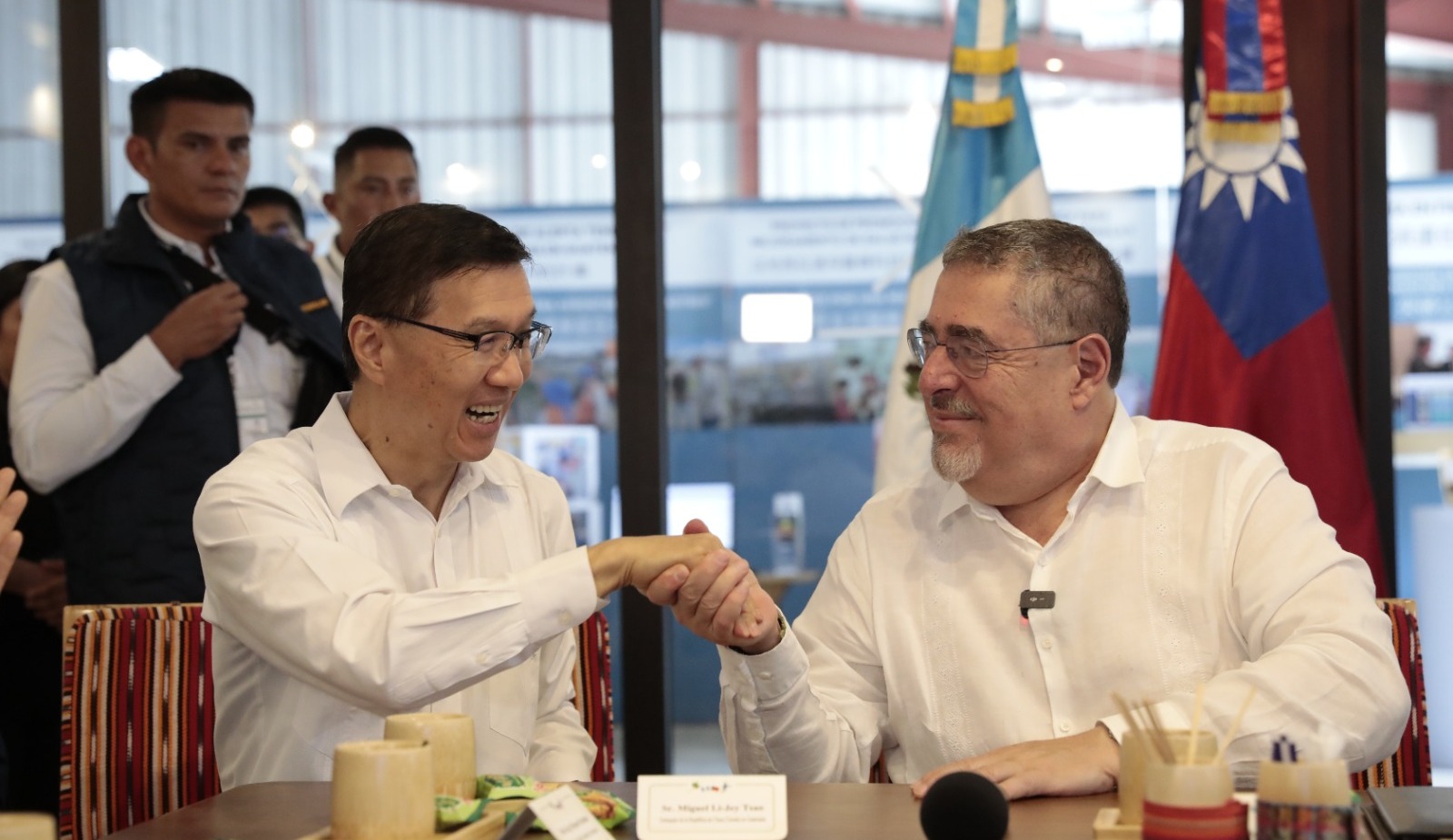 El presidente Arévalo (derecha) estrecha la mano del embajador de China (Taiwán). /Foto: Noé Pérez.