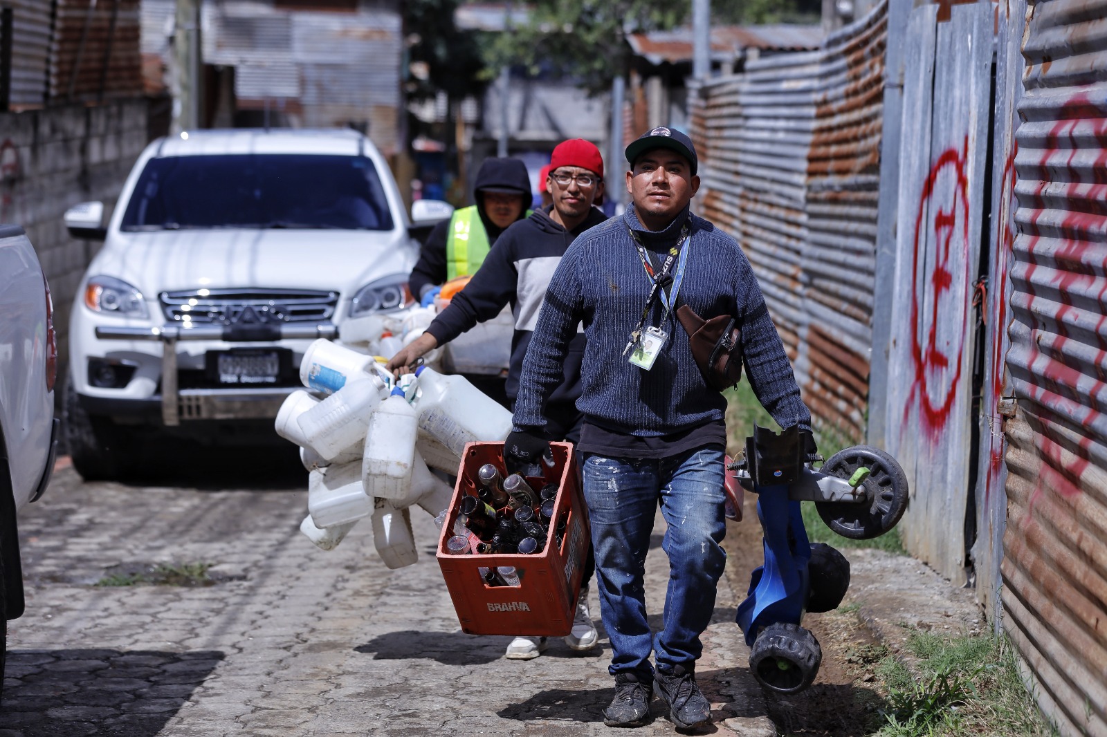 Deschatarrización ayuda a prevenir casos de dengue interrumpiendo el ciclo de reproducción del zancudo transmisor. / Foto: MSPAS.