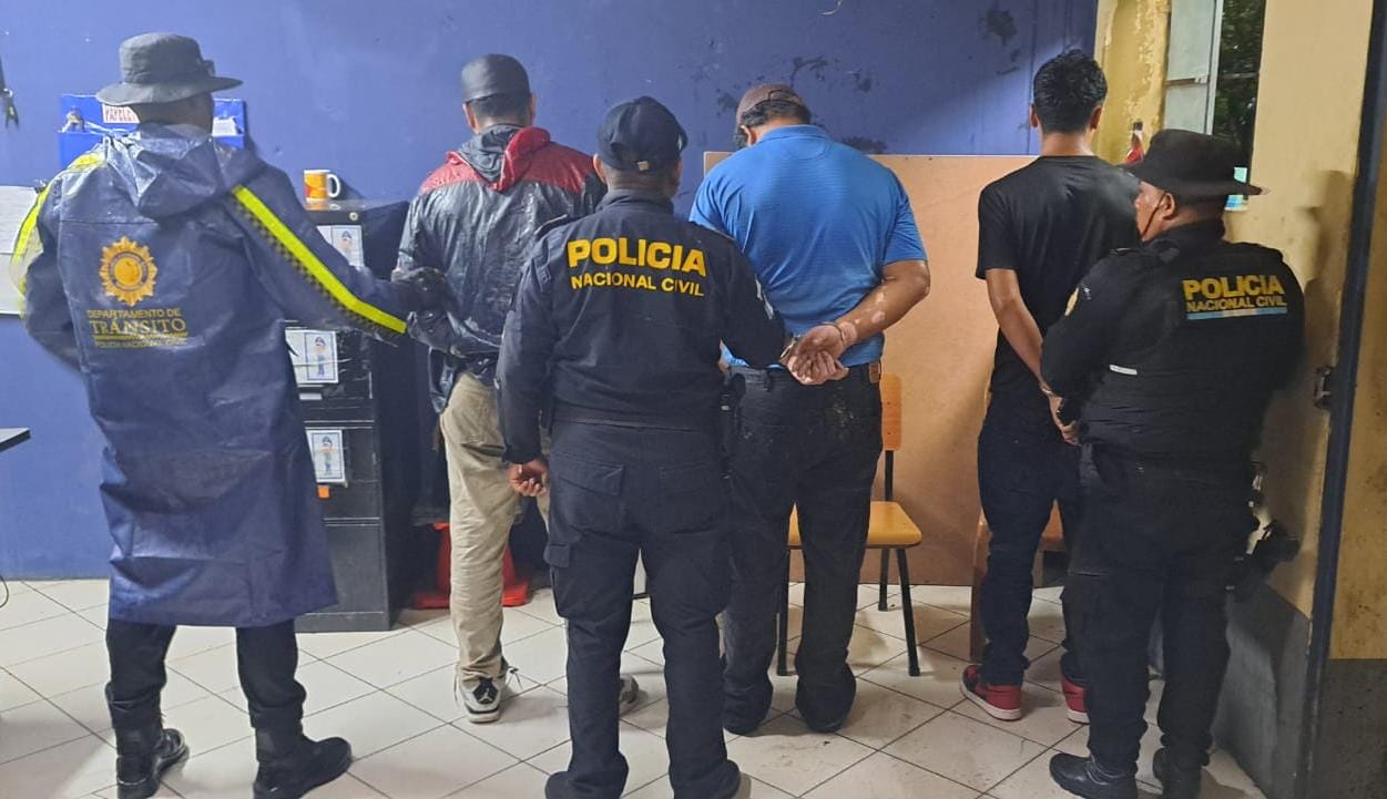Arrestan a tres hombres implicados en robo de vehículo en Sanarate
