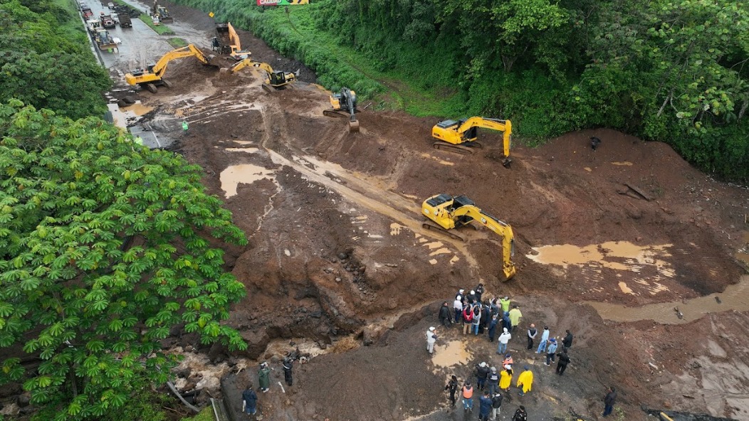 Presidente Arévalo supervisa trabajos de reparación en autopista Palín-Escuintla
