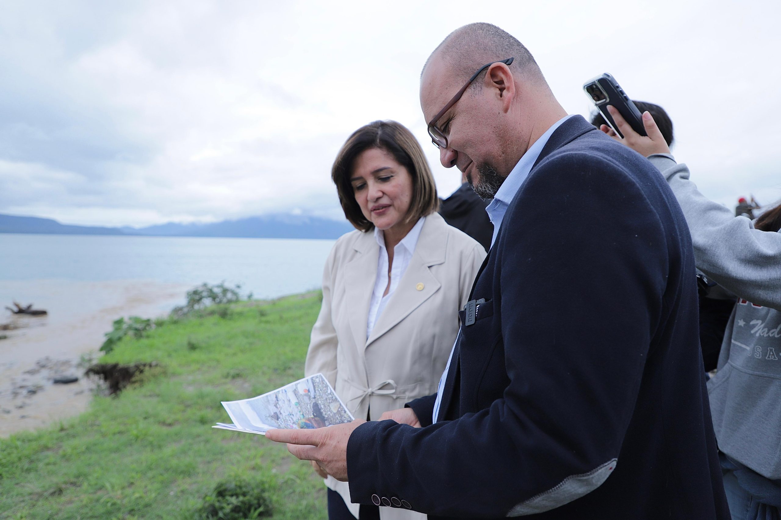 Vicepresidenta Herrera supervisa acciones para proteger el lago de Atitlán en la época de lluvia