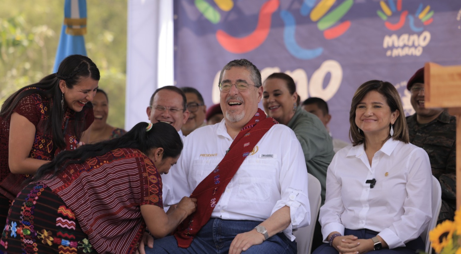 Presidente Arévalo y vicepresidenta Herrera hicieron el lanzamiento de la iniciativa Mano a mano en Colotenango, Huehuetenango. /Foto: Gilber García.