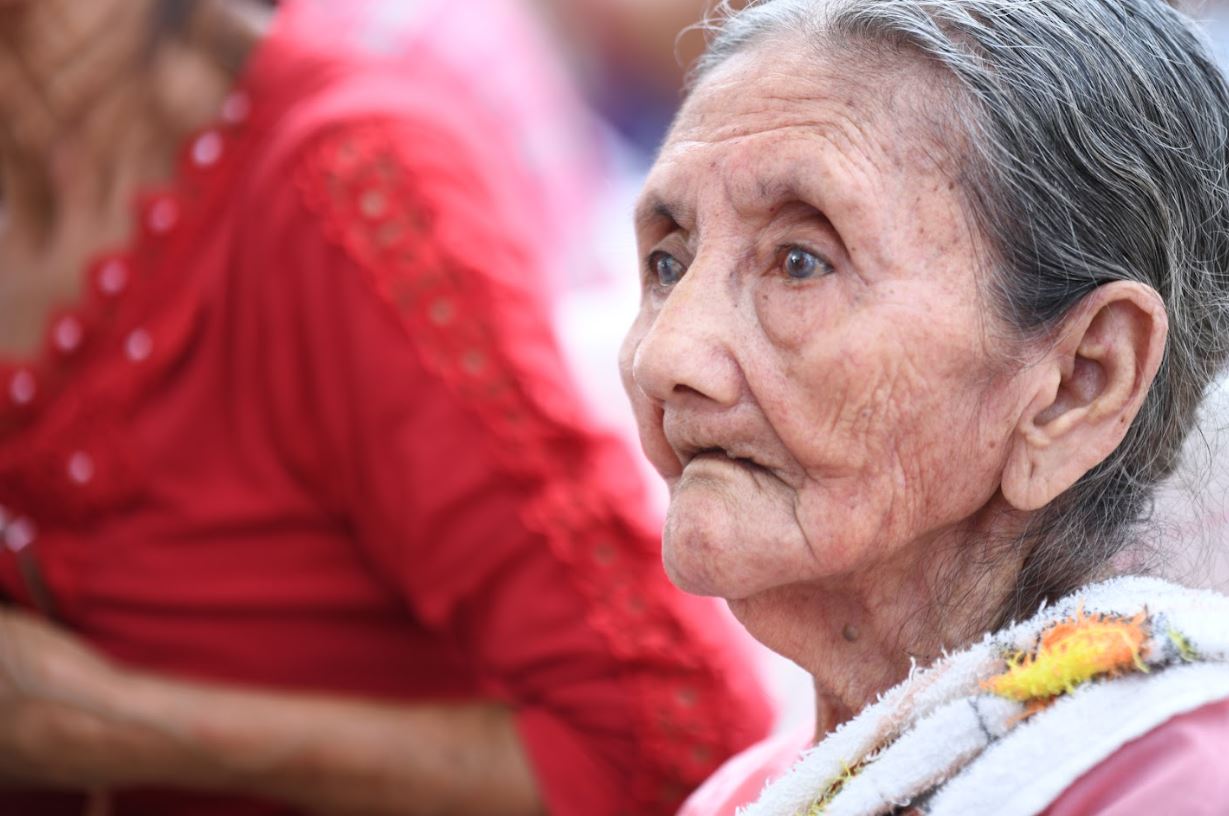 El abrazo de la sabiduría: no al maltrato a nuestros adultos mayores