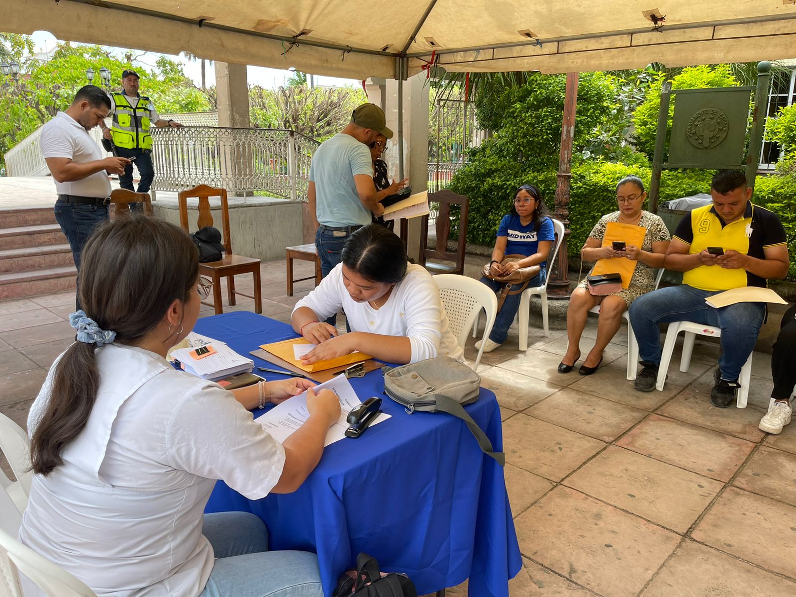 Zacapanecos acuden al quiosco de empleo a un costado de la Biblioteca Municipal