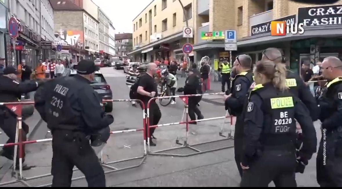 Hombre repelido en Hamburgo, Alemania. / Foto: Nius.