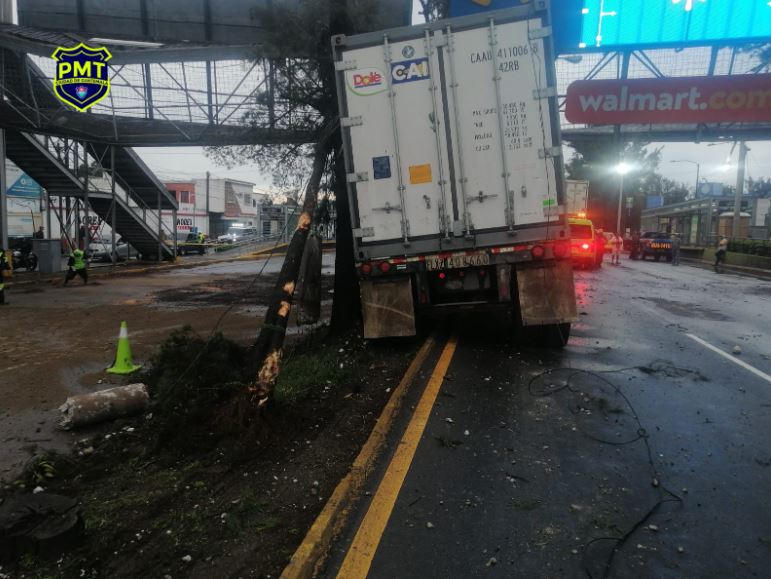 Recomiendan vías alternas por transporte pesado que colisionó contra pasarela en el Periférico zona 7