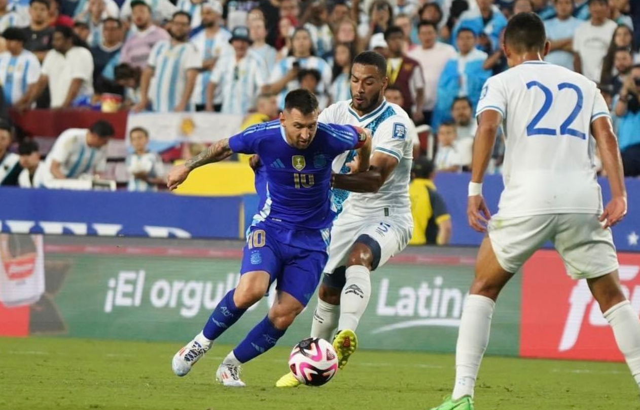 Messi anotó un doblete ante Guatemala.