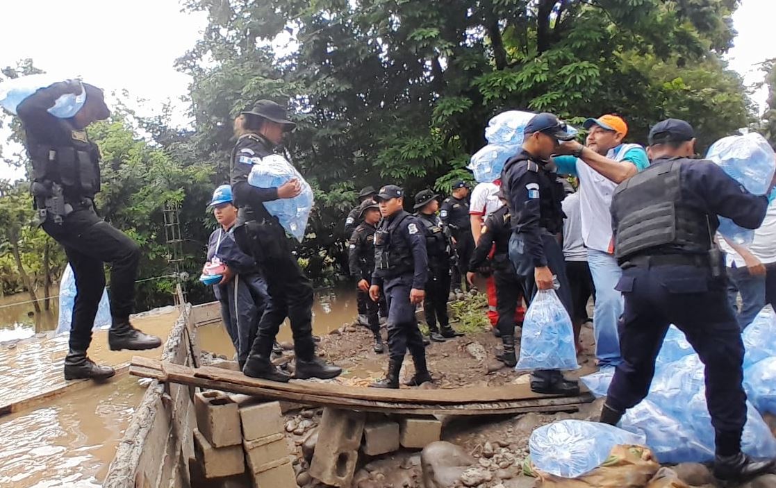 Agentes de la PNC apoyan a guatemaltecos durante la temporada de lluvias