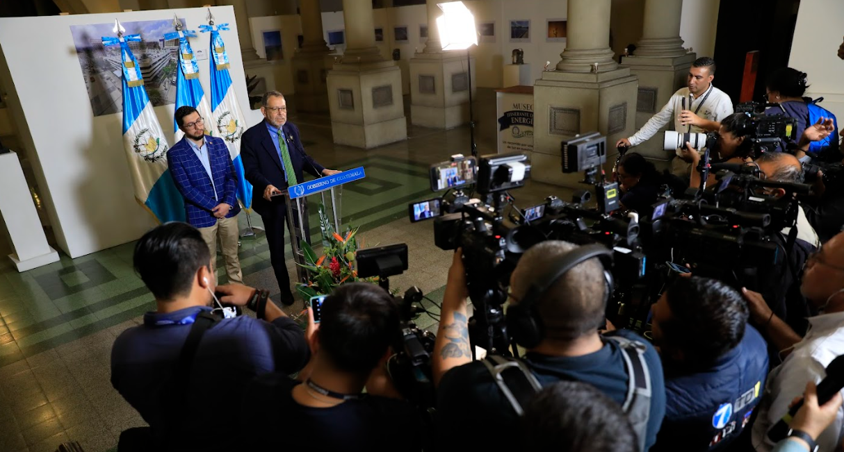 Ministro de Comunicaciones en conferencia de prensa sobre la posibilidad de un Estado de Calamidad. / Foto: Noé Pérez.