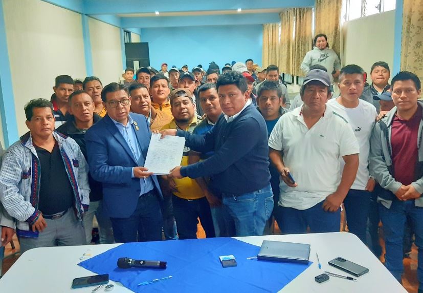 Firman convenios para ejecutar proyectos de infraestructura vial, salud y educación en Sololá